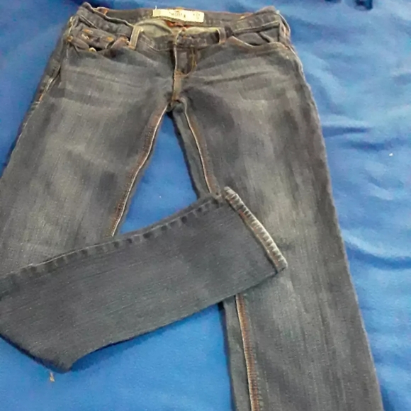 girls in hollister jeans